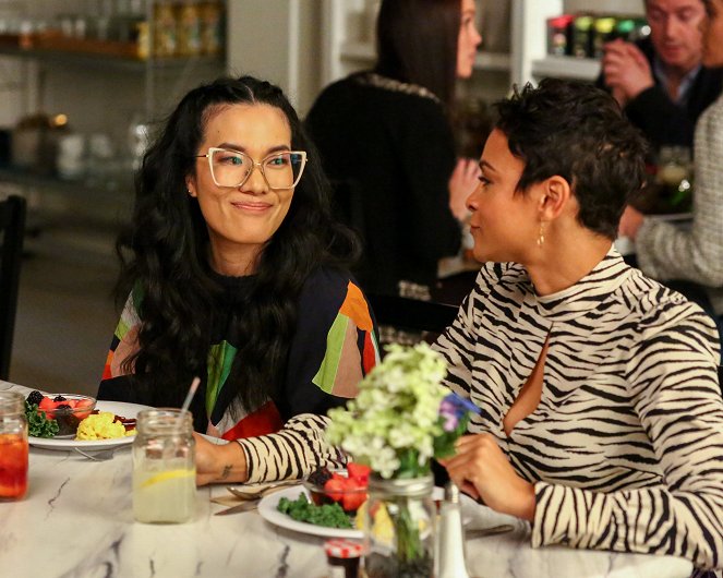 American Housewife - Prom - Photos - Ali Wong, Carly Hughes