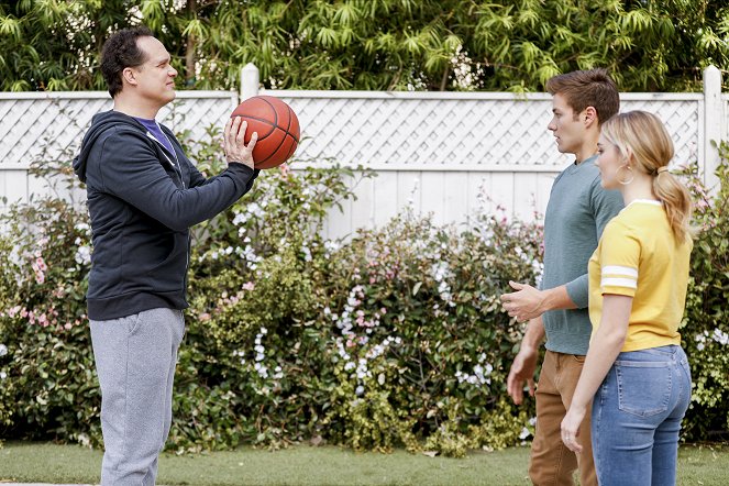 American Housewife - Prom - Photos - Diedrich Bader, Peyton Meyer, Meg Donnelly