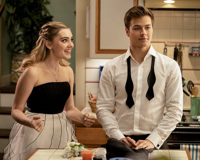 American Housewife - Prom - Photos - Meg Donnelly, Peyton Meyer