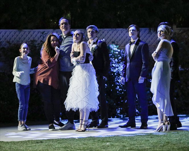 American Housewife - Prom - Photos - Julia Butters, Katy Mixon, Diedrich Bader, Meg Donnelly, Peyton Meyer, Logan Pepper, Madison Thompson