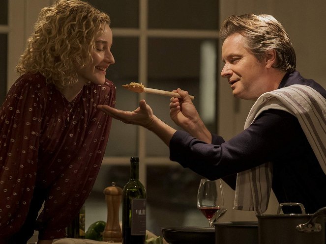 Modern Love - So He Looked Like Dad. It Was Just Dinner, Right? - Do filme - Julia Garner, Shea Whigham