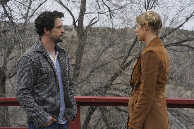 Roswell, New Mexico - Season 2 - American Woman - Photos - Nathan Parsons, Lily Cowles