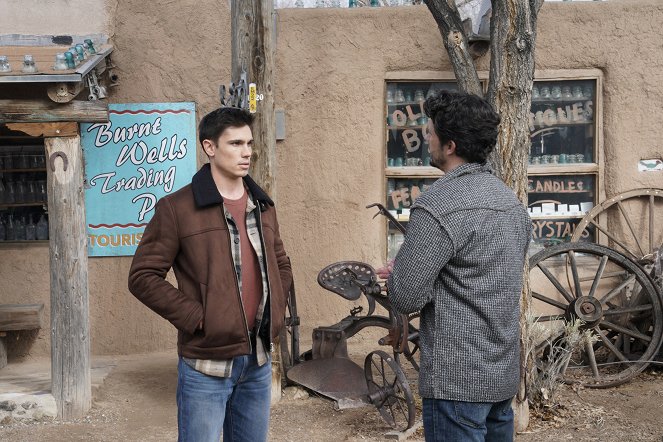 Roswell: New Mexico - Season 2 - Zwei Sterne auf der Erde - Filmfotos - Tanner Novlan, Nathan Parsons