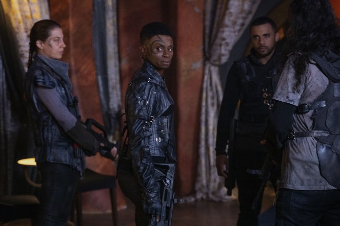 The 100 - From the Ashes - Van film - Adina Porter