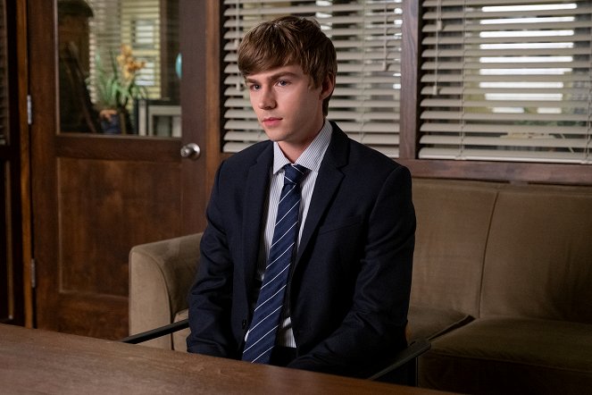 13 Reasons Why - College Interview - Photos - Miles Heizer