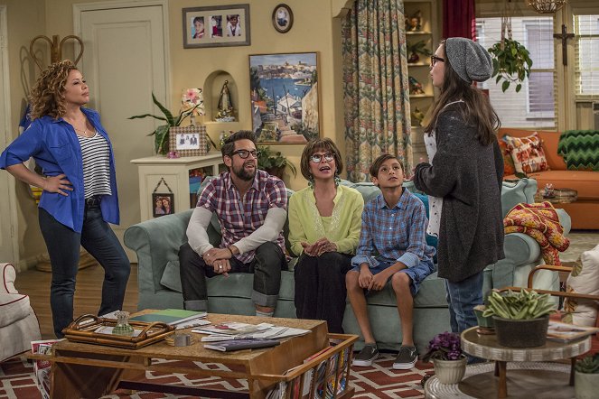 One Day at a Time - This Is It - Photos - Justina Machado, Todd Grinnell, Rita Moreno, Marcel Ruiz, Isabella Gomez