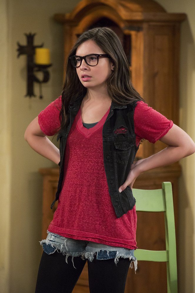 One Day at a Time - Season 1 - Hold, Please - Photos - Isabella Gomez