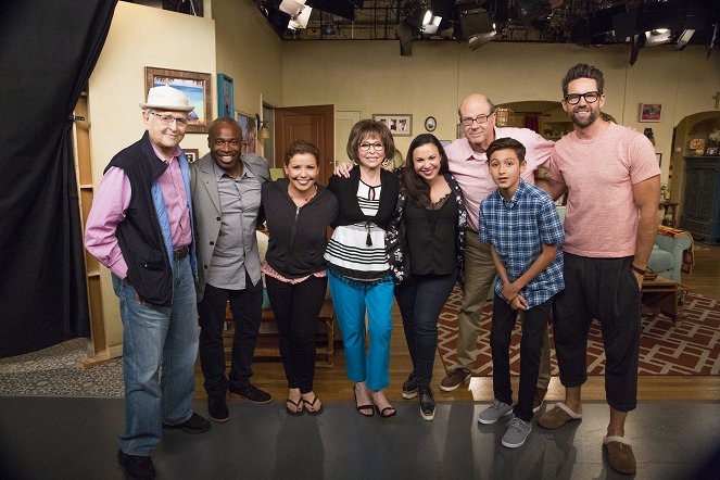 One Day at a Time - Season 2 - To Zir, With Love - Van de set