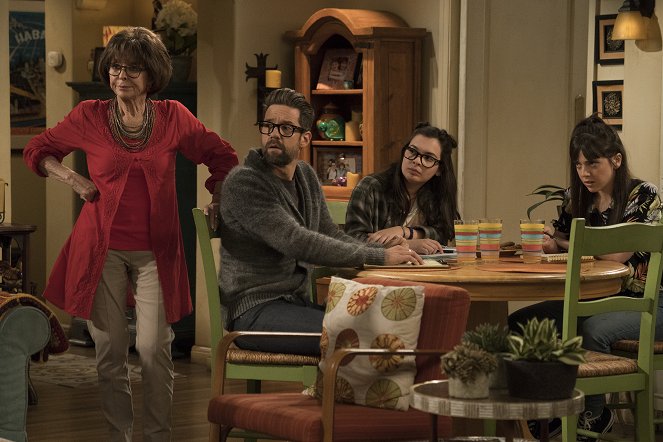 One Day at a Time - Season 3 - The Funeral - Photos - Rita Moreno, Todd Grinnell, Isabella Gomez