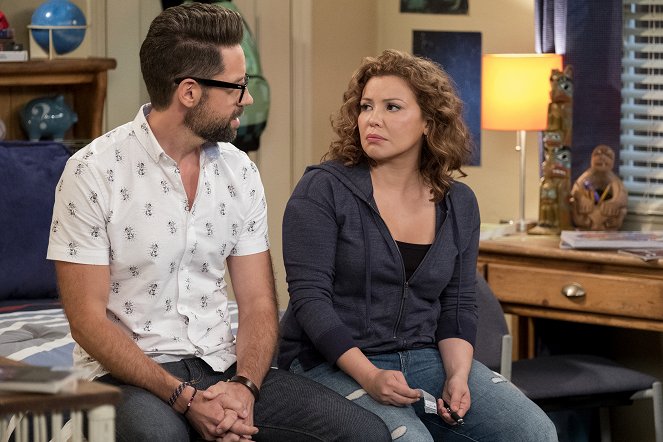 One Day at a Time - Hermanos - Van film - Todd Grinnell, Justina Machado