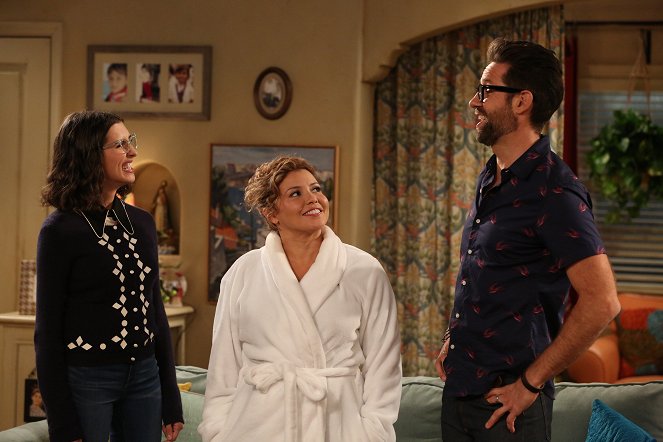 One Day at a Time - Season 3 - Van film - India de Beaufort, Justina Machado, Todd Grinnell