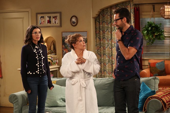 One Day at a Time - Season 3 - Photos - India de Beaufort, Justina Machado, Todd Grinnell