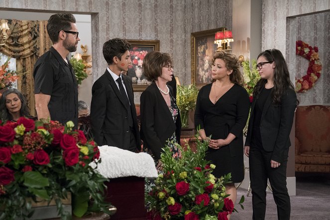 One Day at a Time - The First Time - Photos - Todd Grinnell, Marcel Ruiz, Rita Moreno, Justina Machado, Isabella Gomez