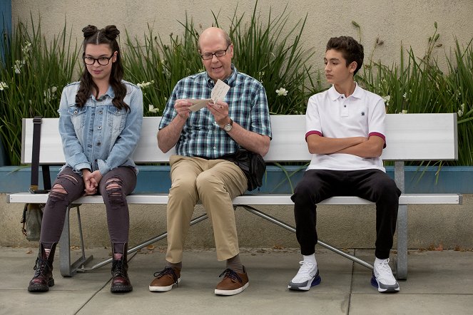 One Day at a Time - Geister - Filmfotos - Isabella Gomez, Stephen Tobolowsky, Marcel Ruiz