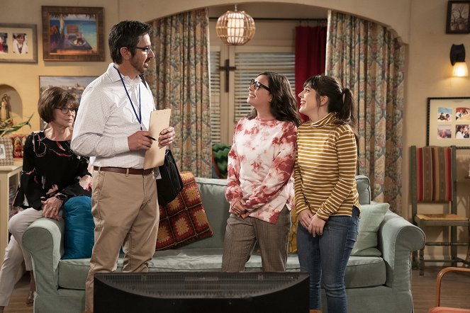 One Day at a Time - Season 4 - Checking Boxes - Photos - Rita Moreno, Ray Romano, Isabella Gomez