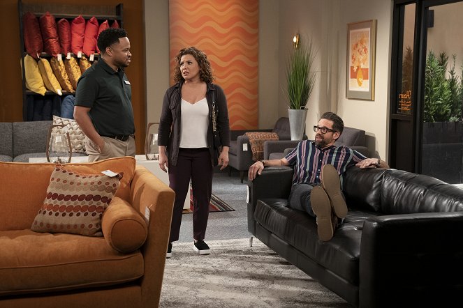 One Day at a Time - Season 4 - Penny Pinching - Photos - Justina Machado, Todd Grinnell