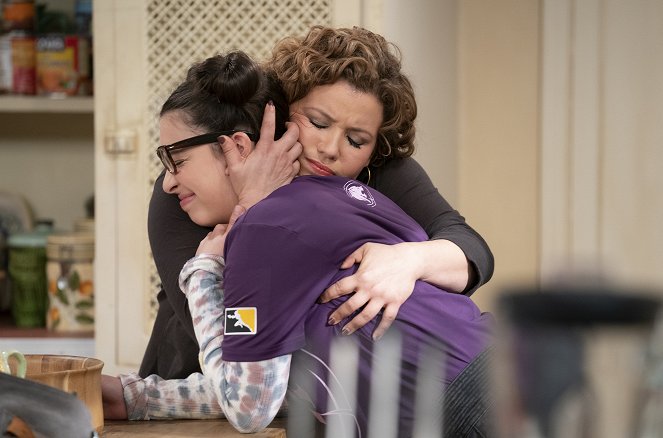 One Day at a Time - Penny Pinching - Photos - Isabella Gomez, Justina Machado