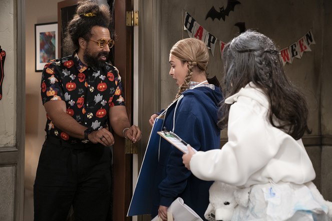 One Day at a Time - Season 4 - One Halloween at a Time - Photos