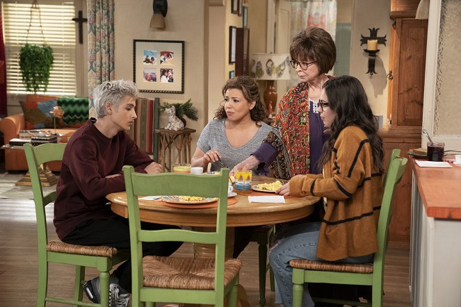 One Day at a Time - Supermoon - Filmfotos - Marcel Ruiz, Justina Machado, Rita Moreno, Isabella Gomez