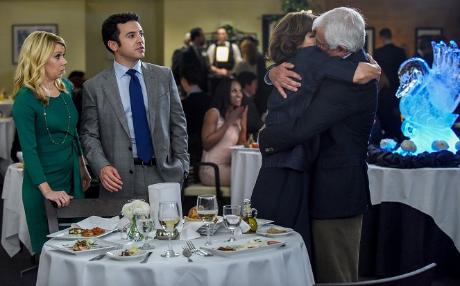 The Grinder - For the People - Photos - Mary Elizabeth Ellis, Fred Savage