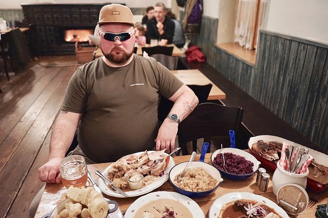 Burgerimies Euroopassa - Praha: Makkaraorgiat ja olutkylpyjä! - Promóció fotók - Akseli Herlevi
