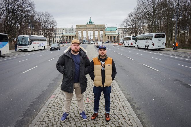 Burgerimies Euroopassa - Berliini: Alaston totuus wurstista - Werbefoto - Akseli Herlevi, Ossi Lahtinen