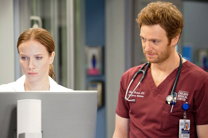 Chicago Med - Season 5 - The Ghosts of the Past - Photos - Nick Gehlfuss