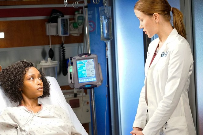 Chicago Med - Season 5 - The Ghosts of the Past - Photos - Yaya DaCosta