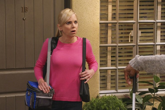 Mom - Season 7 - Pop Pop and a Puma - Photos - Anna Faris