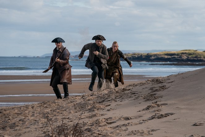 Outlander - Die Highland-Saga - Barmherzigkeit wird mir folgen - Filmfotos - Sam Heughan, Richard Rankin, John Bell