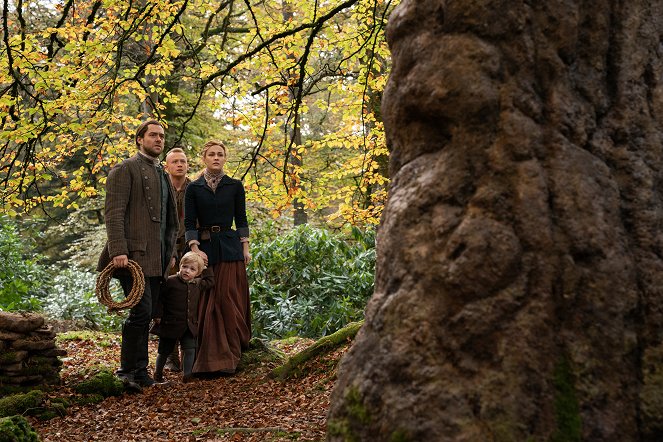 Outlander - Die Highland-Saga - Season 5 - Reisen - Filmfotos - Richard Rankin, John Bell, Sophie Skelton