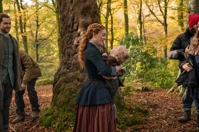 Outlander - Season 5 - Journeycake - Van de set - Richard Rankin, Sophie Skelton