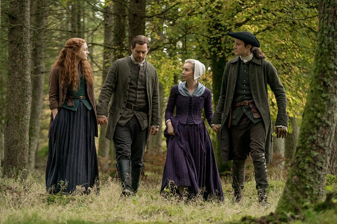 Outlander - Die Highland-Saga - Reisen - Filmfotos - Sophie Skelton, Richard Rankin, Lauren Lyle, César Domboy