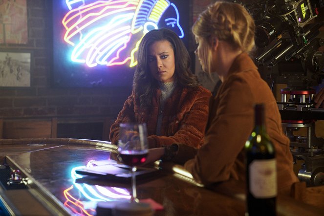 Roswell, New Mexico - Season 2 - American Woman - Photos - Heather Hemmens, Lily Cowles