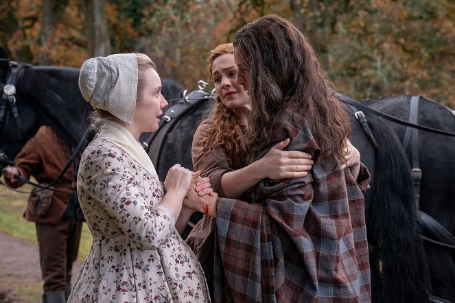 Outlander - Die Highland-Saga - Niemals ohne dich - Filmfotos - Lauren Lyle, Sophie Skelton, Caitríona Balfe