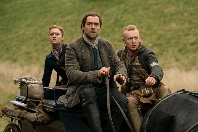 Outlander - Die Highland-Saga - Niemals ohne dich - Filmfotos - Sophie Skelton, Richard Rankin, John Bell