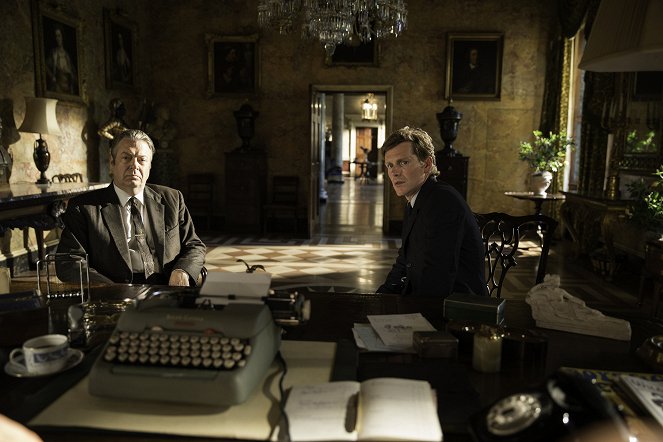 Endeavour - Season 4 - Canticle - Photos - Roger Allam, Shaun Evans