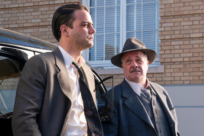 Penny Dreadful: City of Angels - How It is with Brothers - Photos - Daniel Zovatto, Nathan Lane