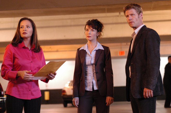 The 4400 - Lockdown - Photos - Samantha Ferris, Jacqueline McKenzie, Joel Gretsch