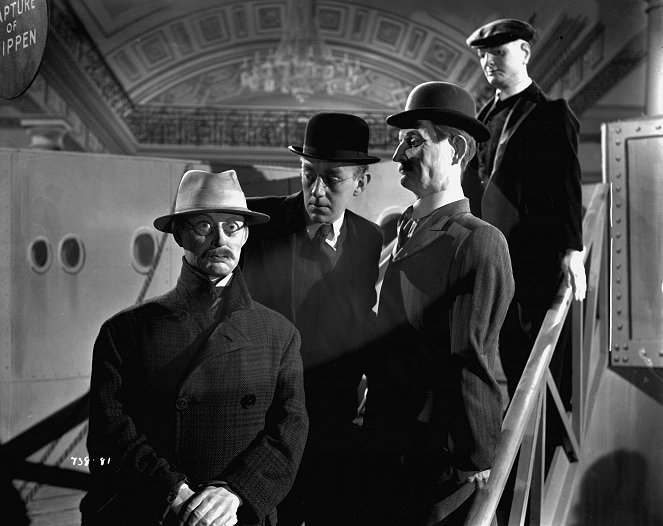 The Lavender Hill Mob - Photos - Alec Guinness