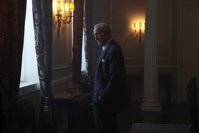 The Crown - Coup - Photos - Charles Dance