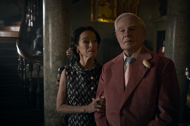 The Crown - El hombre en suspenso - De la película - Geraldine Chaplin, Derek Jacobi