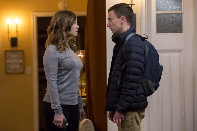 Atypical - Season 2 - Juiced! - Photos - Jennifer Jason Leigh, Keir Gilchrist