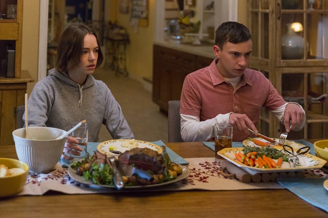 Atypical - Season 2 - Juiced! - Photos - Brigette Lundy-Paine, Keir Gilchrist