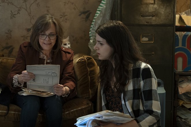 Dispatches from Elsewhere - Everyone - De la película - Sally Field, Eve Lindley