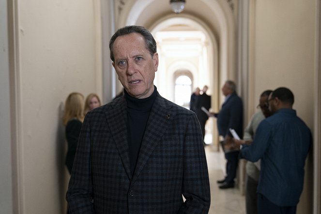 Dispatches from Elsewhere - Lee - Filmfotos - Richard E. Grant