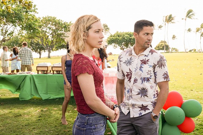 Magnum P.I. - A Game of Cat and Mouse - Photos - Perdita Weeks, Jay Hernandez