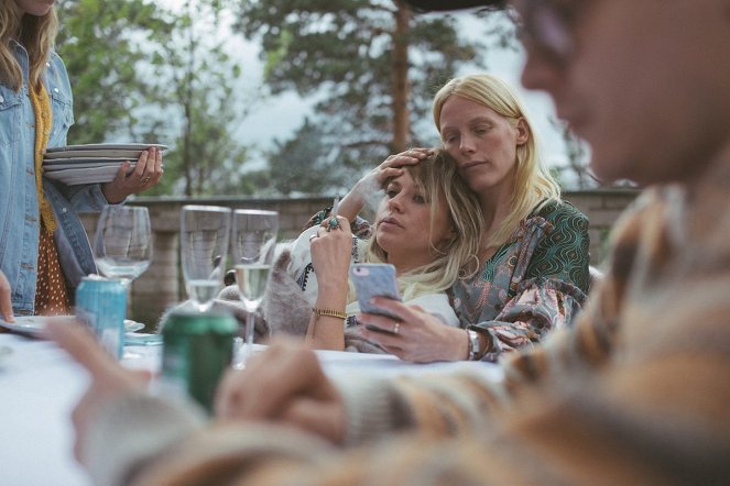 Víkend na chatě - Z filmu - Emmi Parviainen, Laura Birn