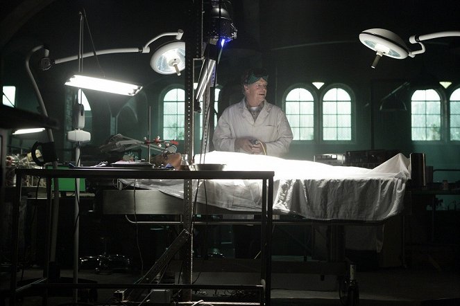Fringe - Grenzfälle des FBI - Season 1 - Das Experiment - Filmfotos - John Noble