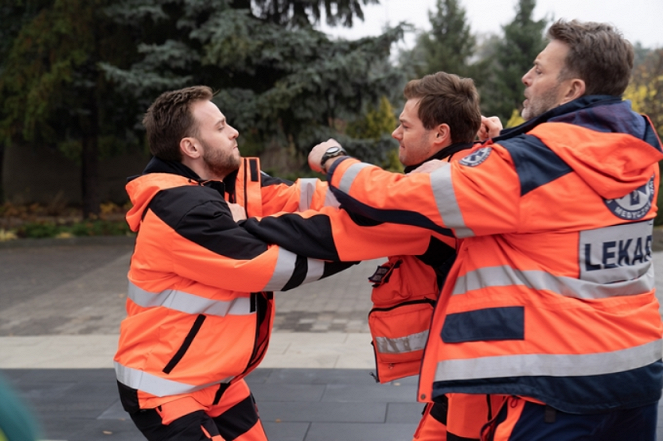 Na sygnale - Season 6 - Iluzjonista - Photos - Wojciech Zygmunt, Kamil Wodka, Wojciech Kuliński